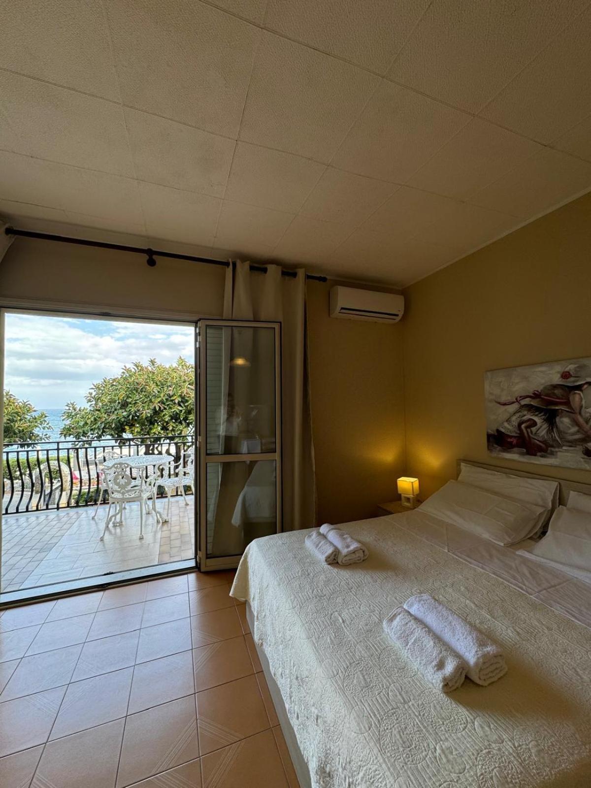 Case Vacanze Di Isabella Stoia Giardini Naxos Ngoại thất bức ảnh